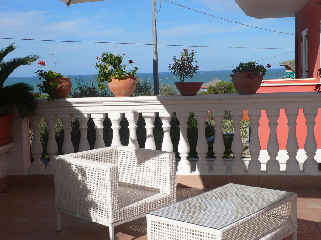 滨海弗兰卡维拉Arold Casa Vacanze公寓式酒店 外观 照片